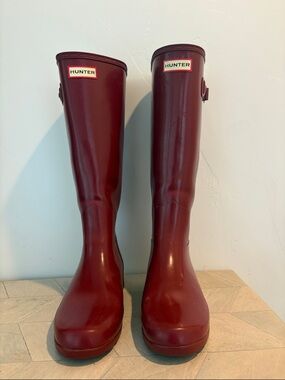 Hunter Tall Rain Boots in Deep Red Size 7